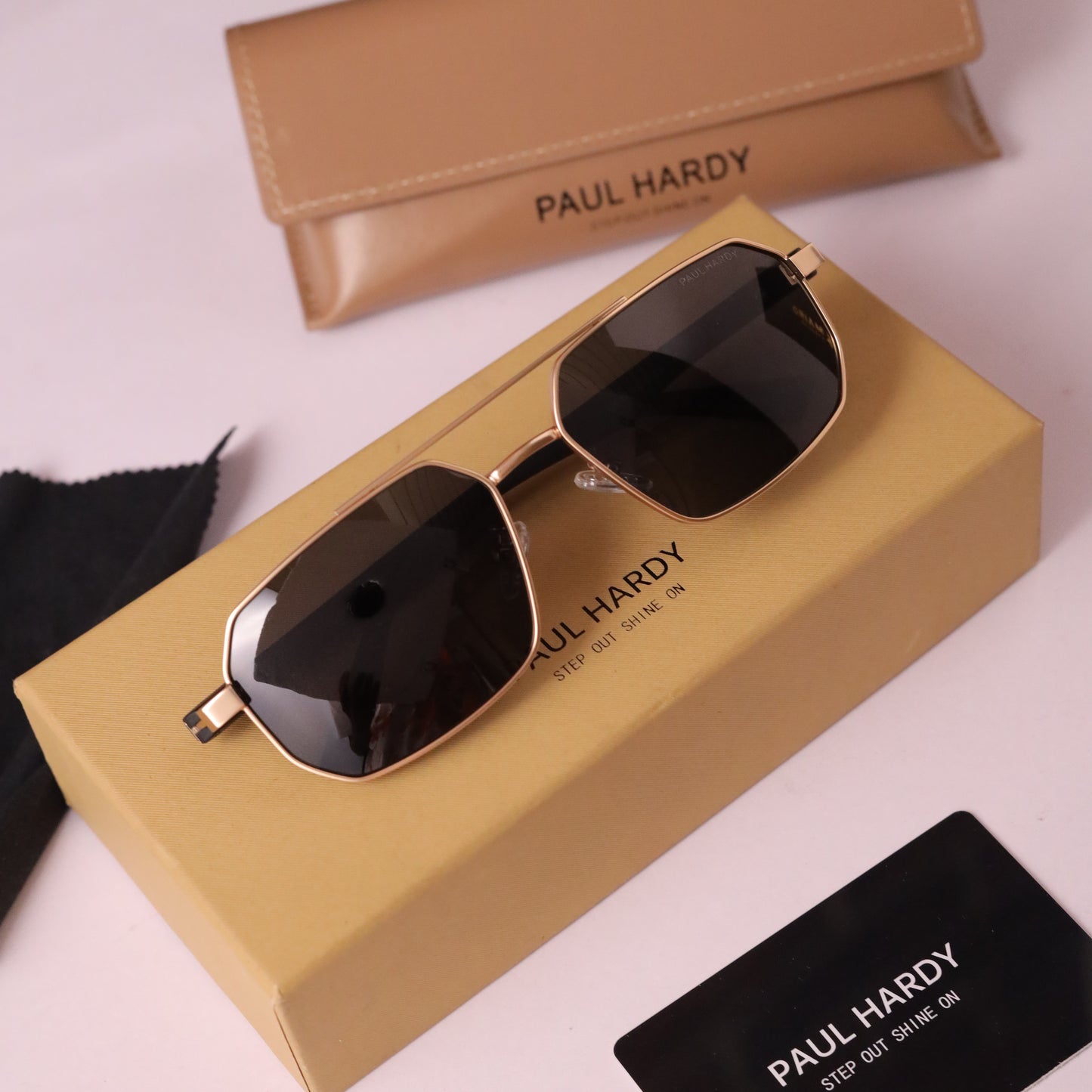 Studios grant 817 gold black