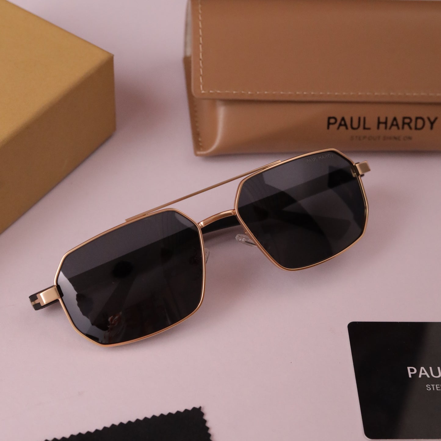 Studios grant 817 gold black