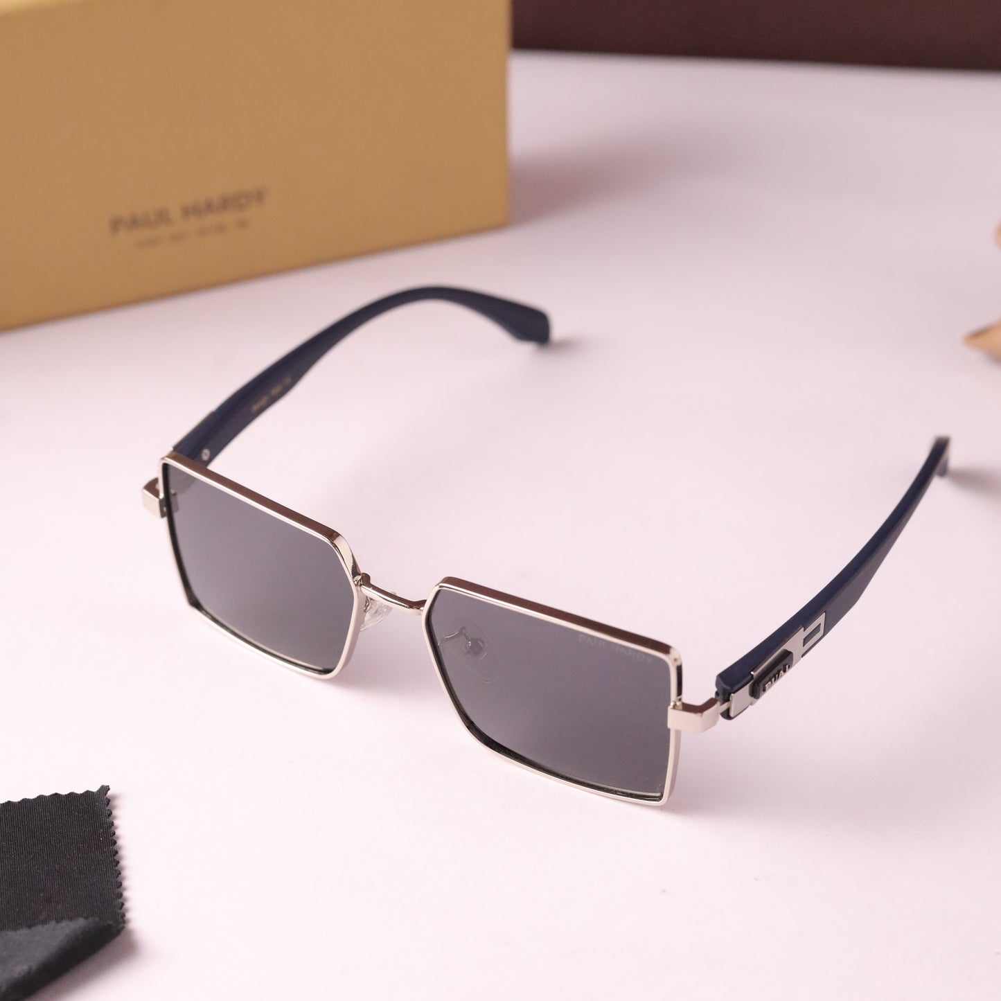 Shadow 818 silver black