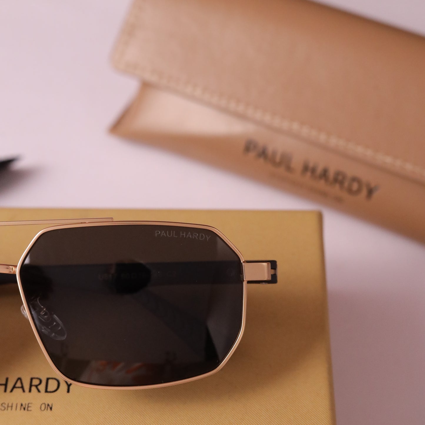 Studios grant 817 gold black