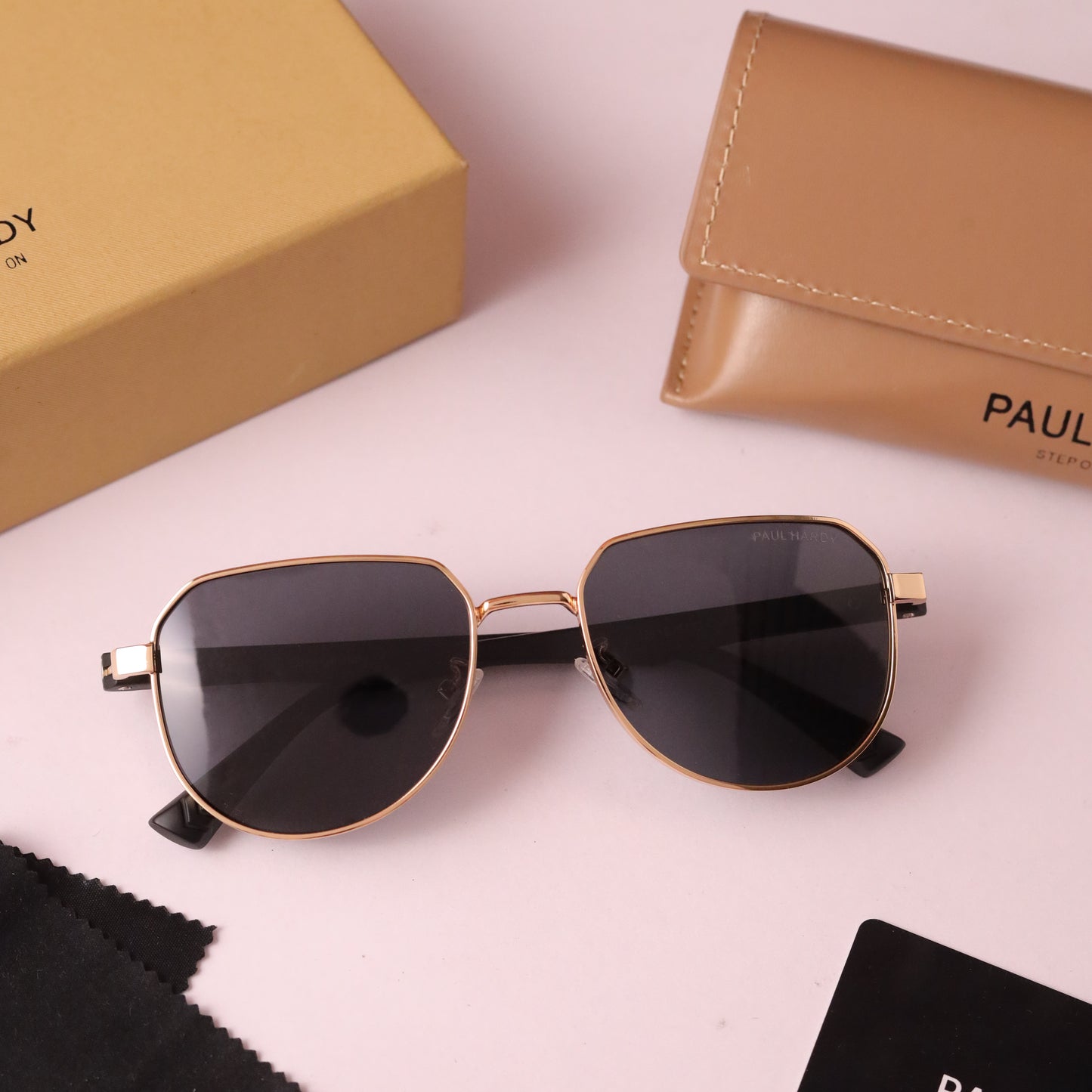 Astro 819 gold black