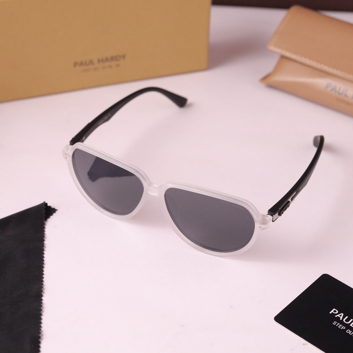 Dalton 815 white black