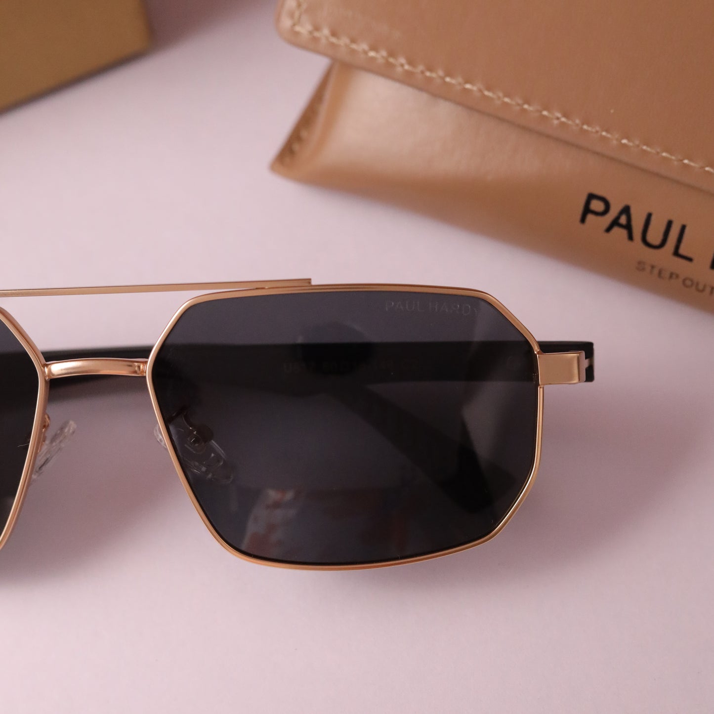 Studios grant 817 gold black