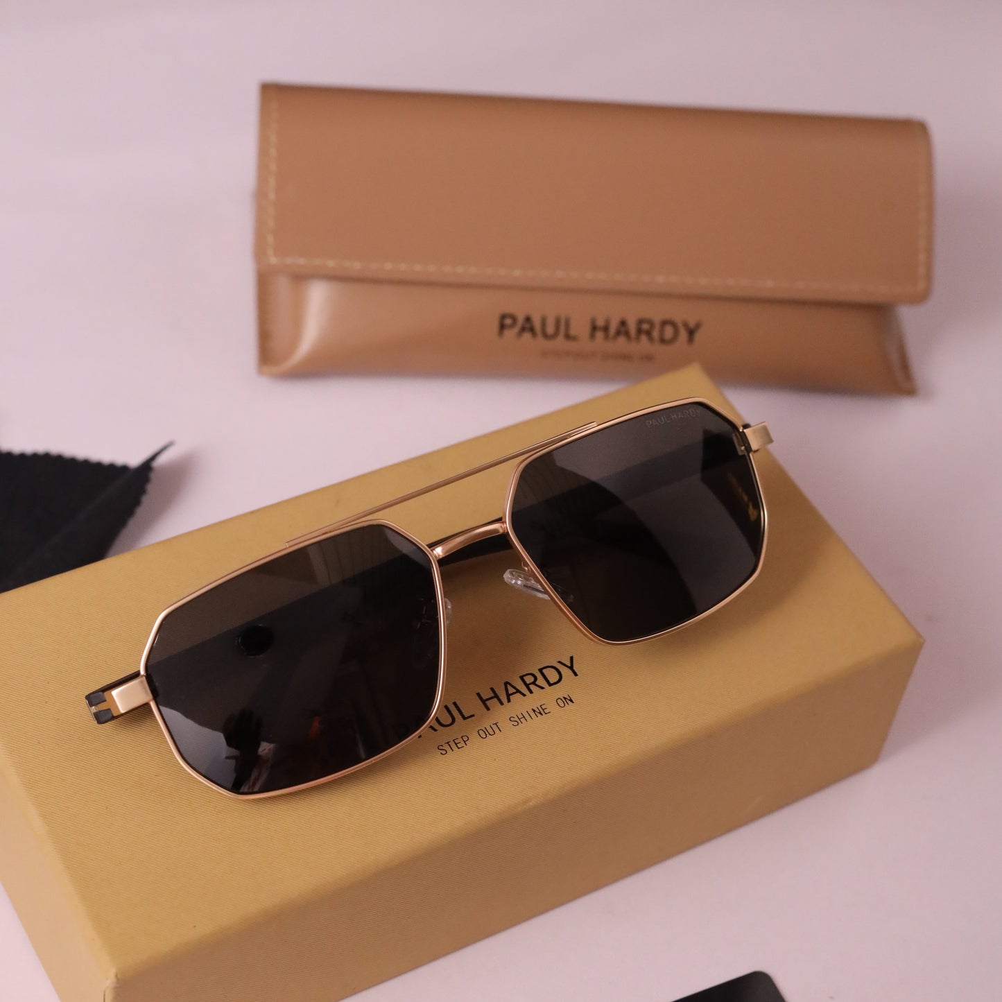 Studios grant 817 gold black