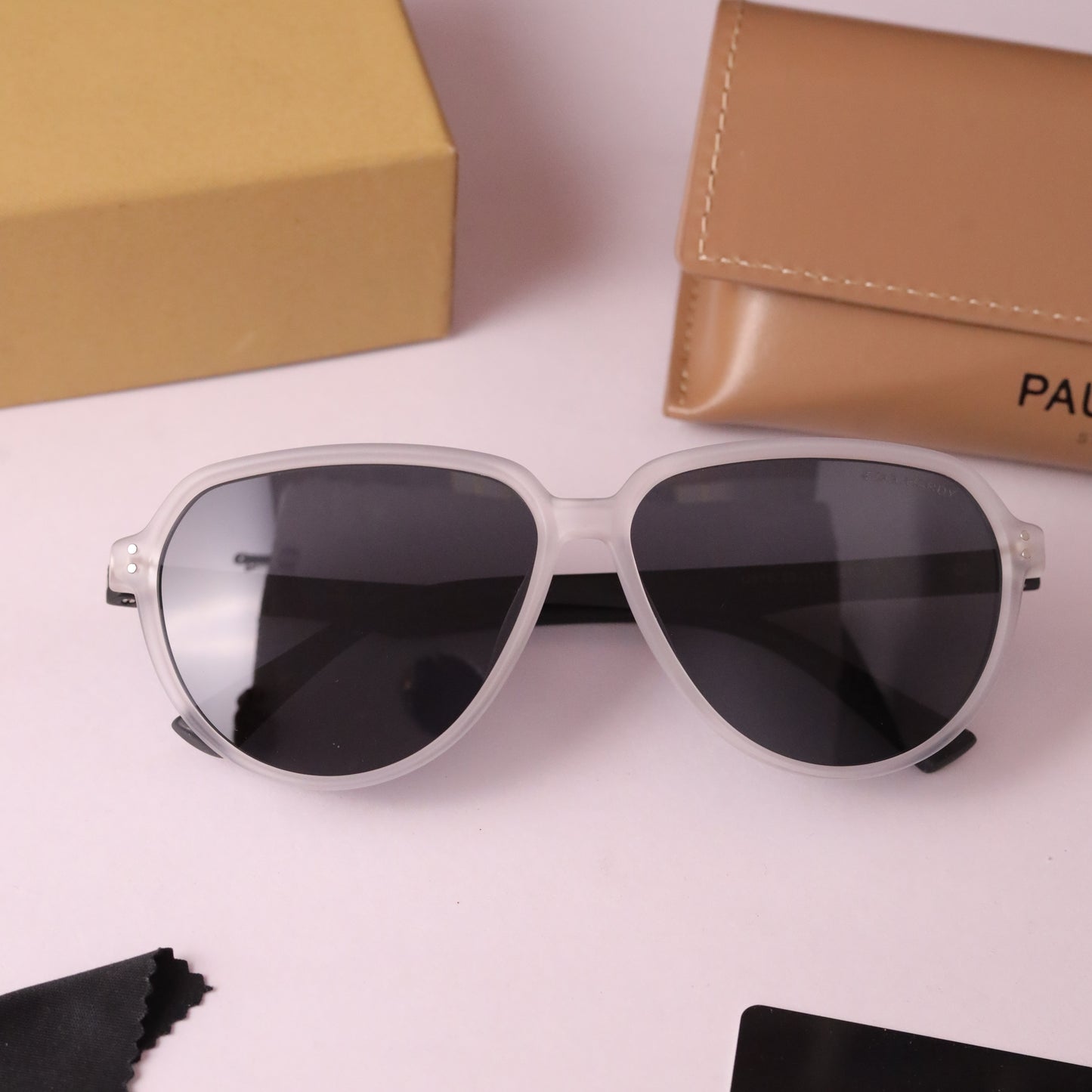 Dalton 815 white black