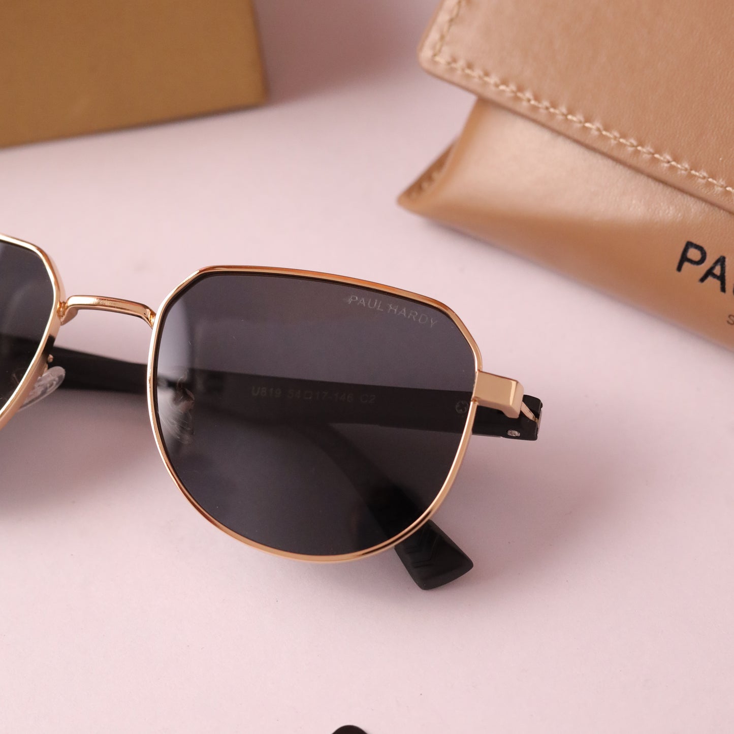 Astro 819 gold black