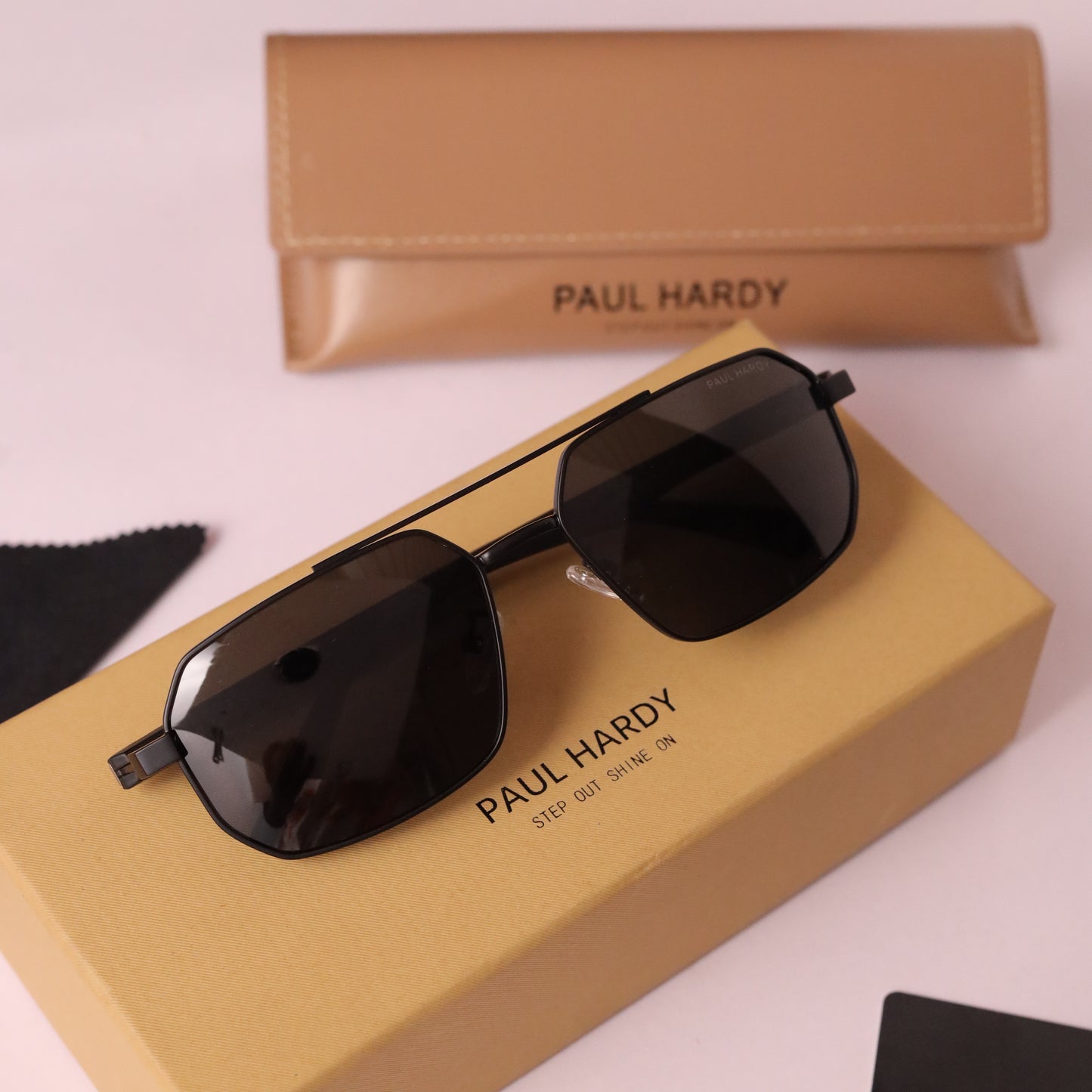 Studios grant 817 full black